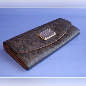 •MICHAEL KORS•ELEGANT BROWN MONOGRAM ENVELOPE STYLE CLUTCH WALLET LARGE W/FLAP
